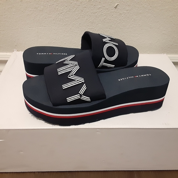 Tommy Hilfiger - Picture 2 of 3